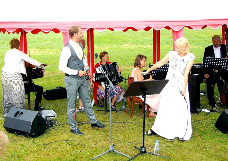 Koncertā Vallē sanākušos priecēja aktieri Dita Lūriņa-Egliena un Ainārs Ančevskis.
Autors: Vilnis Auzāns