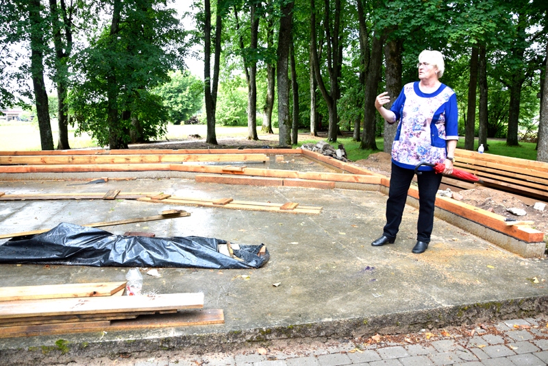 Estrāde Bārbeles parkā būs jauna koka konstrukcija uz agrāk betonēta pamata, rāda Ērika Našeniece.
Autors: Ivars Bogdanovs