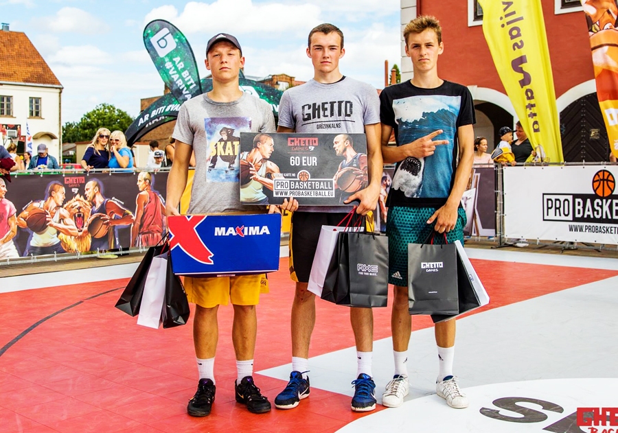 Baušķenieki Toms Červinskis (no kreisās), Reinis Solzemnieks un rīdzinieks Artis Jasāns U16 vecuma grupā ieguva otro vietu.
Autors: Nauris Veiss