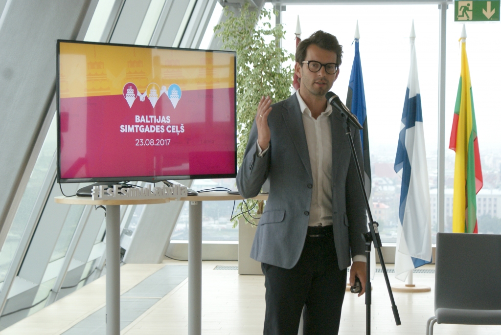 Akcijas atklāšanā 2. augustā Latvijas Nacionālajā bibliotēkā par ieceri stāsta radošās aģentūras pārstāvis Andris Rubīns.
Autors: Publicitātes foto.