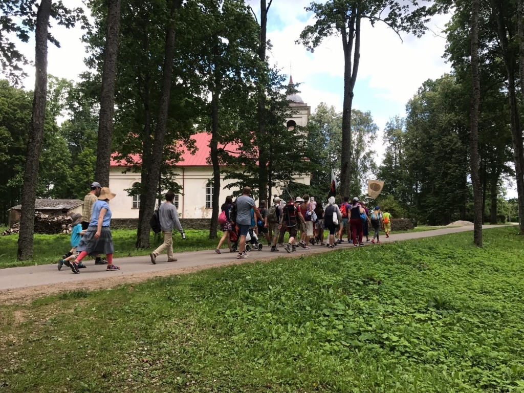 Svētceļojumam var pievienoties jebkurš, kas ir fiziski gatavs ikdienā noiet ap 30 kilometriem, pieņem tā reliģisko un katehētisko raksturu (ikdienas līdzdalība kopīgajās lūgšanās, dievkalpojumos, dziedājumos un konferencēs), no visas sirds meklē Dievu un vēlas padziļināt savu kristīgo formāciju, kā arī spēj pielāgoties svētceļojuma vadītāja norādījumiem.
Autors: skaties.lv