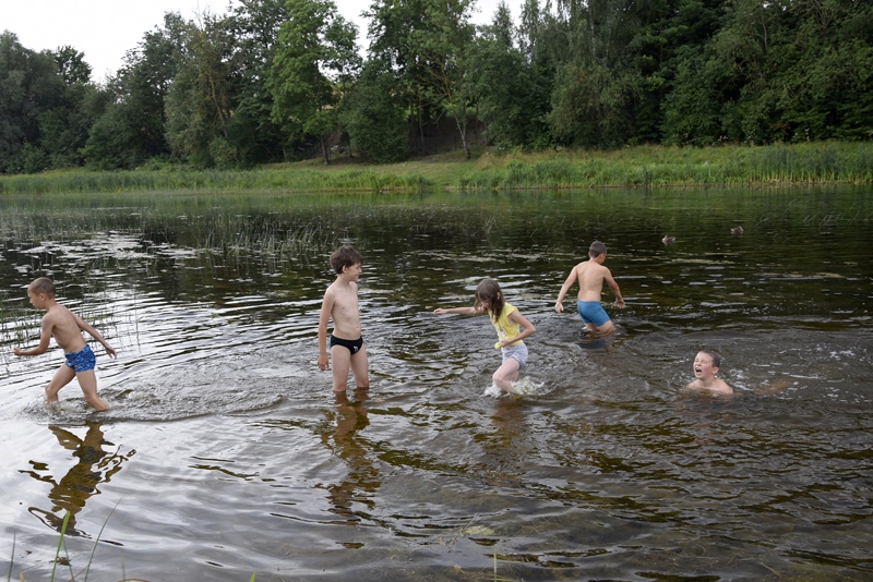 Neskatoties uz piesārņojuma klātbūtni karstajā laikā upēs peldētāju netrūkst.
Autors: Ivars Bogdanovs