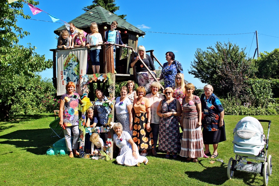 Sarīkojuma dalībniecēm dažās nodarbībās pievienojās Bauskas biedrības «Apvārsnis» pārstāves.
Autors: no personiskā albuma