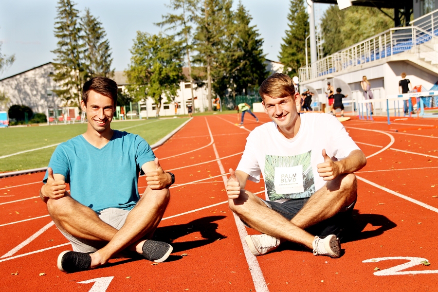 Sprinteriem Raitim Fomratam (no kreisās) un Danielam Fjodorovam vienkārši pasēdēt Iecavas stadionā nav viegli – ir nepārtraukta vēlme trenēties, lai sasniegtu vēl vairāk.
Autors: Uldis Varnevičs
