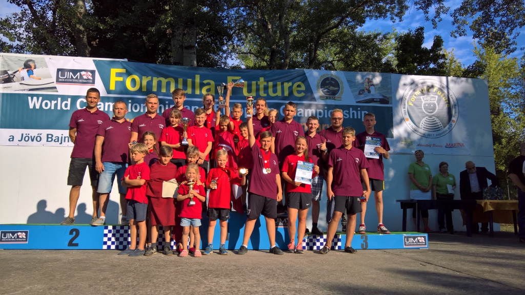 Latvijas izlase ar treneriem.
Autors: No albuma.