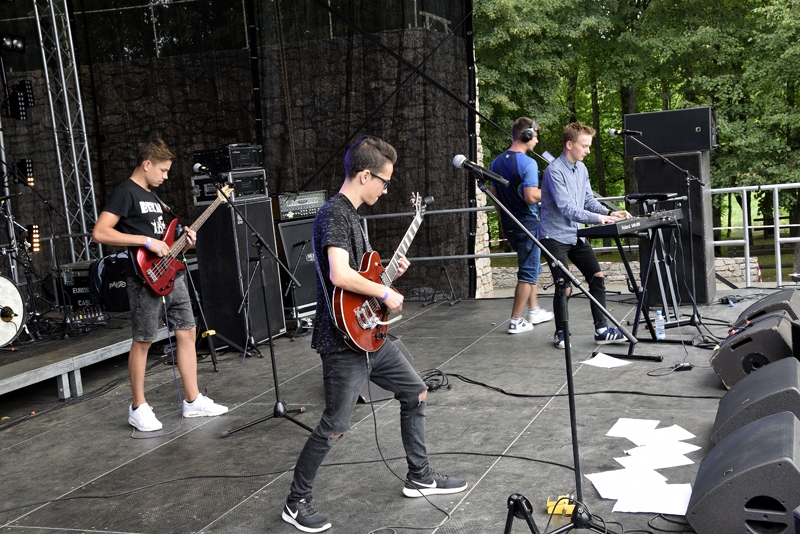 Grupa «Bekars» izpelnījās publikas atzinību festivālā «Bauska Tas Te». Tagad jaunieši iesaistās jaunās aktivitātēs.
Autors: No arhīva.