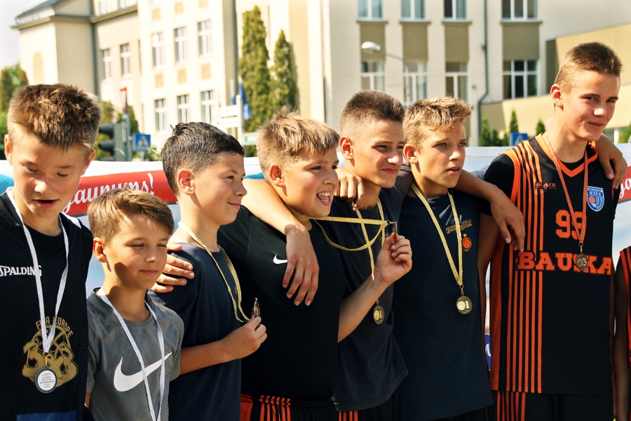 Komanda «Tucinieki» (centrā) palika nepārspēta visos četros sacensību posmos.
Autors: Uldis Varnevičs