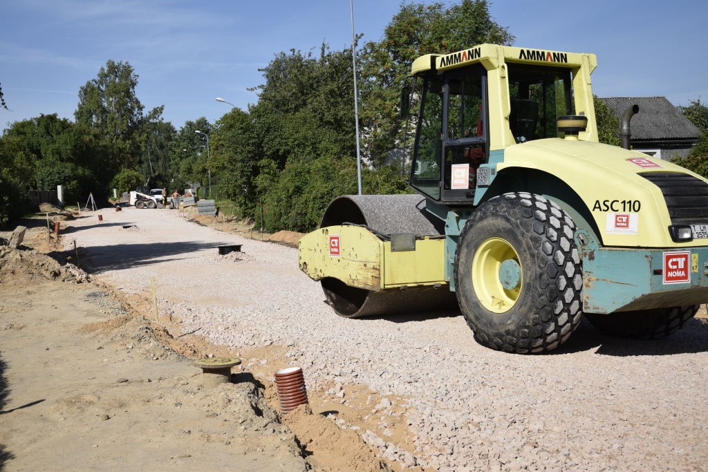 Būvnieki sagatavo pamatu jaunajam asfalta klājumam Skolas ielā.
Autors: Ivars Bogdanovs