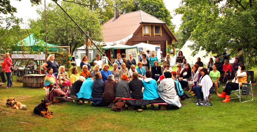 Svētdienas rītā sieviešu apli vadīja Irina Popova, kura stāstīja, kā ieslēgt «sievišķīgās programmas».
Autors: Uldis Varnevičs