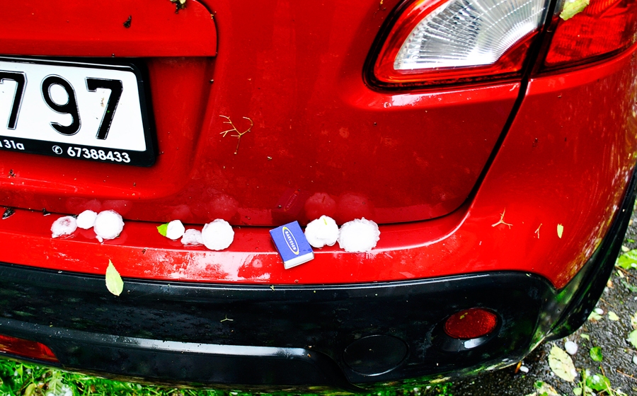 Svitenes pusē krusa sabojājusi pat automašīnas.
Autors: Māris Krūmiņš