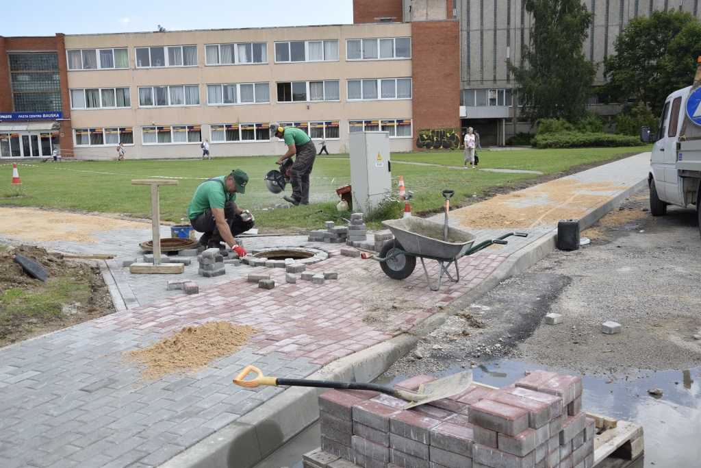 Labiekārtošanas darbus veic SIA «Vides serviss» saskaņā ar deleģēšanas līgumā noteiktajiem uzdevumiem par vides pieejamības uzlabošanu un ielu seguma atjaunošanu pilsētā.
Autors: Ivars Bogdanovs