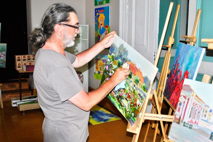 Valērijs Baida kārto gleznas plenēristu darbu izstādē Svitenē.
Autors: Māris Krūmiņš