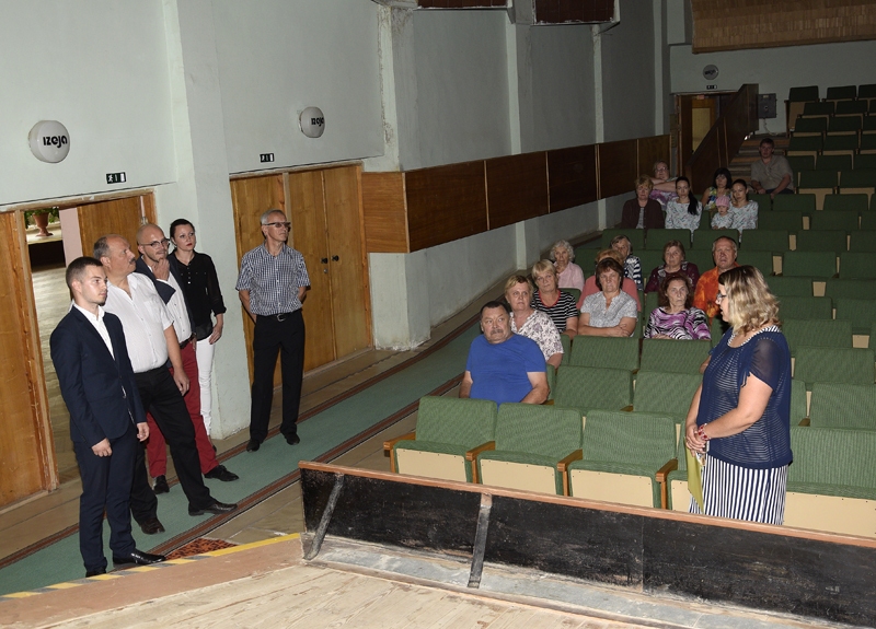 Grenctāles kultūras nama lielo zāli daži deputāti līdz šim nebija redzējuši. Ar ēku viņus iepazīstināja Brunavas pagasta kultūras pasākumu organizatore Jurgita Červinska (no labās).
Autors: Ivars Bogdanovs