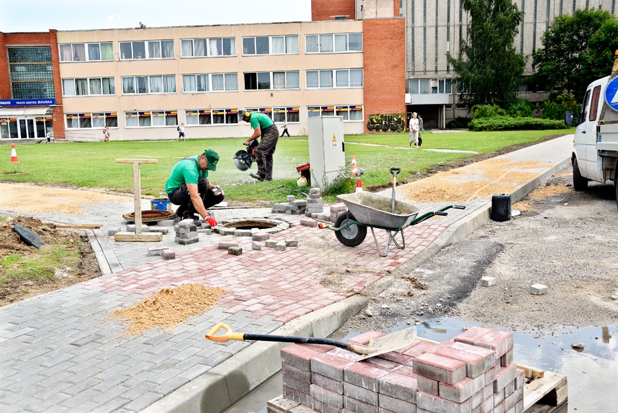 «Vides servisa» darbinieki bruģē gājēju ietvi pie autoostas.
Autors: Ivars Bogdanovs