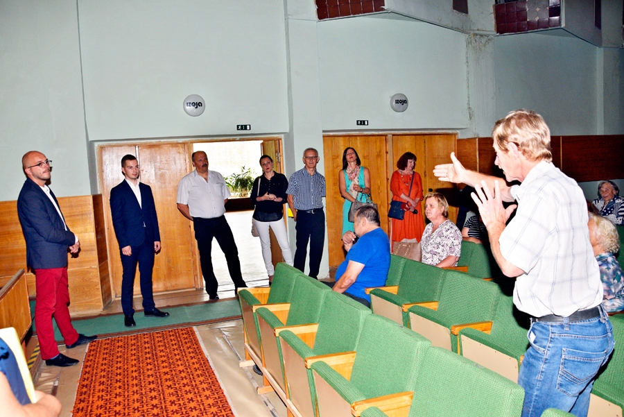 Albīns Balčūns, bijušais kultūras nama vadītājs, pārmeta ne tikai deputātiem, bet arī Bauskas kultūras centra vadībai, ka tā nesniedz pietiekamu atbalstu Grenctāles kultūras nama darbības nodrošināšanai.
Autors: Ivars Bogdanovs