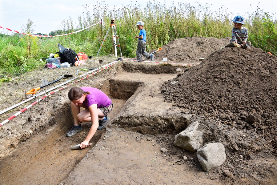 Ilze Mālkalniete un dēli izrakumu laukumā Mežotnē.
Autors: Ivars Bogdanovs