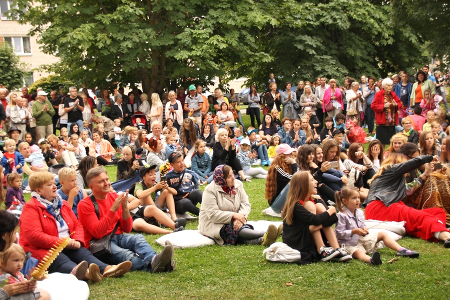 Priekšnesumus Korfa dārzā baudīja kupls skaits skatītāju.
Autors: Uldis Varnevičs