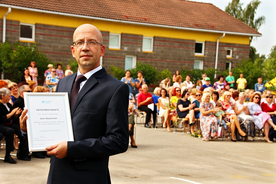 Gatis Matulēvičs, ciemata direktors, svinīgajā sarīkojumā uzteica kolektīvu, pateicās par atbalstu draugiem un saņēma pateicību par paša ieguldījumu.
Autors: Uldis Varnevičs