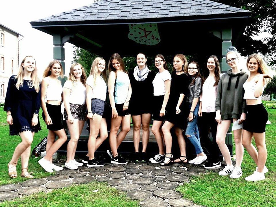 Brīvprātīgā Ieva Elizabete Ērgle (centrā) kopā ar ekoskolu jauniešu grupu.
Autors: no Baldones vidusskolas albuma