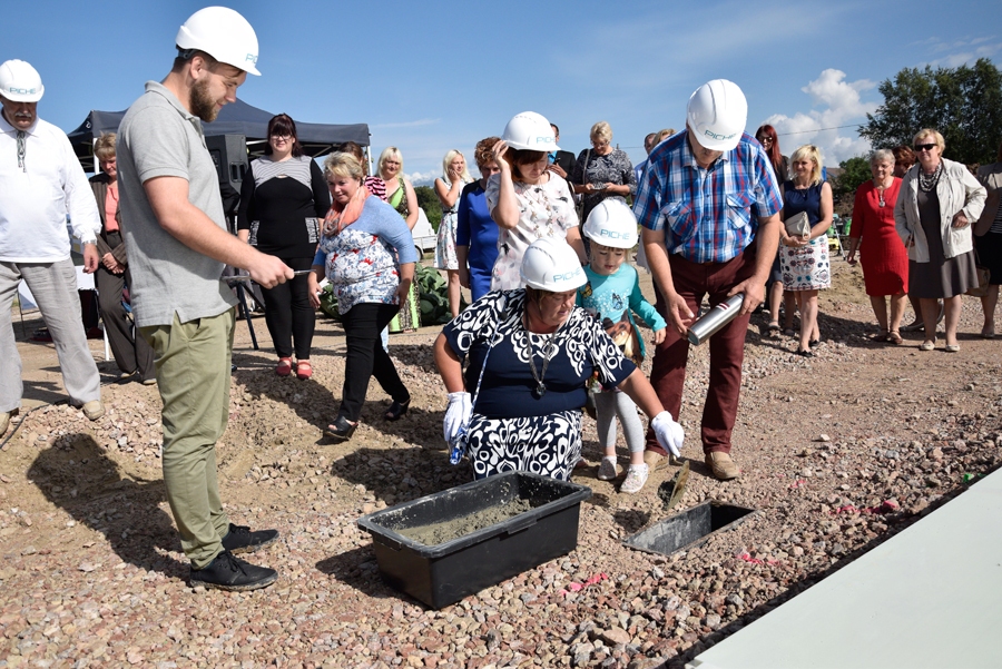 Kapsulu būves pamatos liek Iveta Ļekūne ar vīru Ziedoni, meitu un mazmeitu, asistējot būvdarbu vadītājam Jānim Varslavānam (no kreisās).
Autors: Ivars Bogdanovs