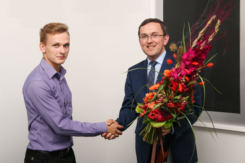 Jāni Paļuli (no kreisās), konkursa uzvarētāju baušķenieku, sveic bankas ABLV pārstāvis.
Autors: no bankas albuma