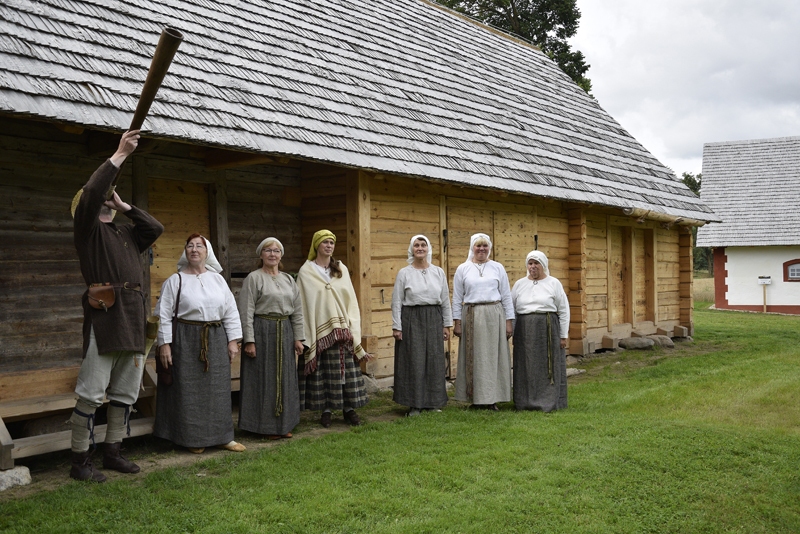 Folkloras kopa «Laukam pāri» sāk atjaunotās klēts un kūts atklāšanas svinības.
Autors: Ivars Bogdanovs