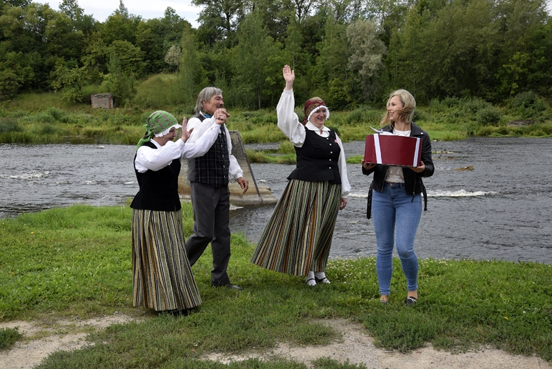 Iecavnieki priecīgi nodod kūku baušķeniecei Lindai Tarvidai.
Autors: Ivars Bogdanovs