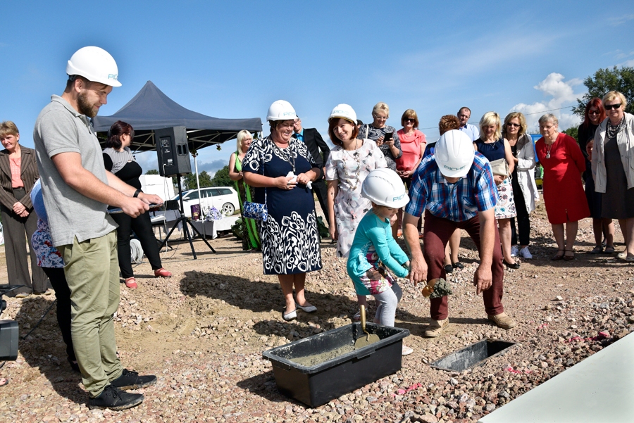 Kapsulu ar vēstījumu nākotnei būves pamatos liek Ziedonis Ļekūns ar mazmeitu Beāti, asistējot Ivetai Ļekūnei, viņas meitai Līgai Blavaščinaitei un būvdarbu vadītājam Jānim Varslavānam (no kreisās).
Autors: Ivars Bogdanovs