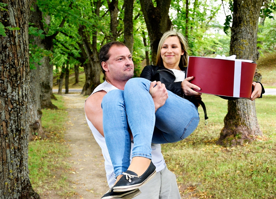 Spēkavīrs no Rundāles novada Jānis Ilgavižs nes Bauskas pils kalnā Lindu Tarvidu, kurai rokās Baltijas simtgades kūka.
Autors: Ivars Bogdanovs