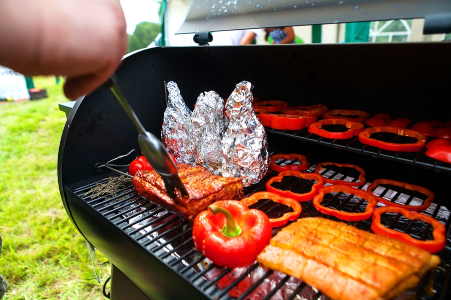 Maltītes sastāvdaļas var grilēt vienlaikus, ja tos cītīgi pieskata un kompānijā nav veģetāriešu, kuru dārzeņus vajadzētu apcept uz tīra grila.
Autors: no grilfests.lv