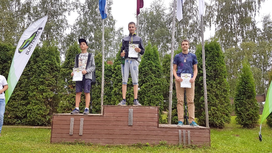 Renārs Voroškovs (centrā) no Iecavas novada jauniešu konkurencē apaļajā stendā kļuva par Latvijas čempionu.
Autors: no sasa.lv