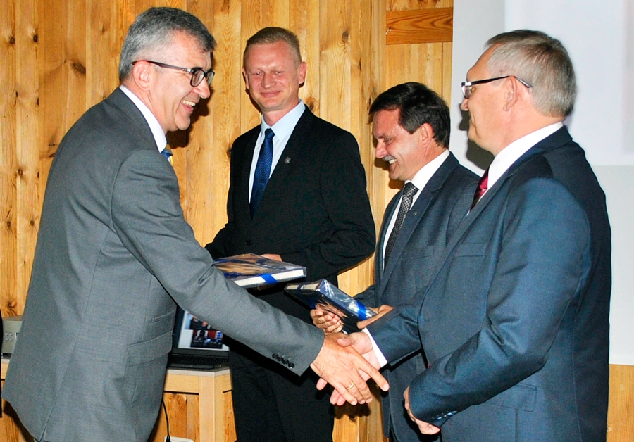 Četru novadu vadītāji tikšanās reizē šovasar atpūtas kompleksā «Rožmalas».
Autors: no «Bauskas Dzīves» arhīva.