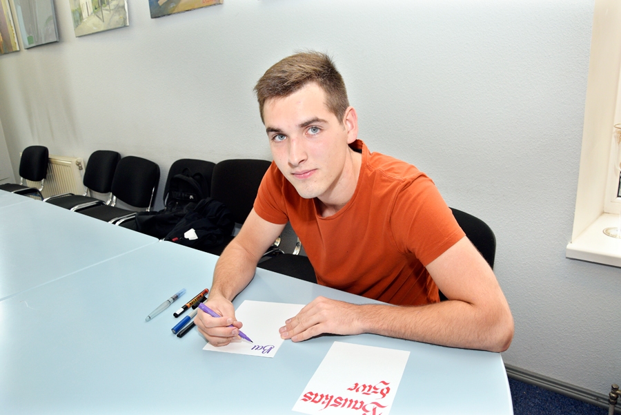 Kevinam Berlinskim rakstīšana prasa lielu koncentrēšanos, un galvenais – lai neviens nekrata galdu!
Autors: Ivars Bogdanovs