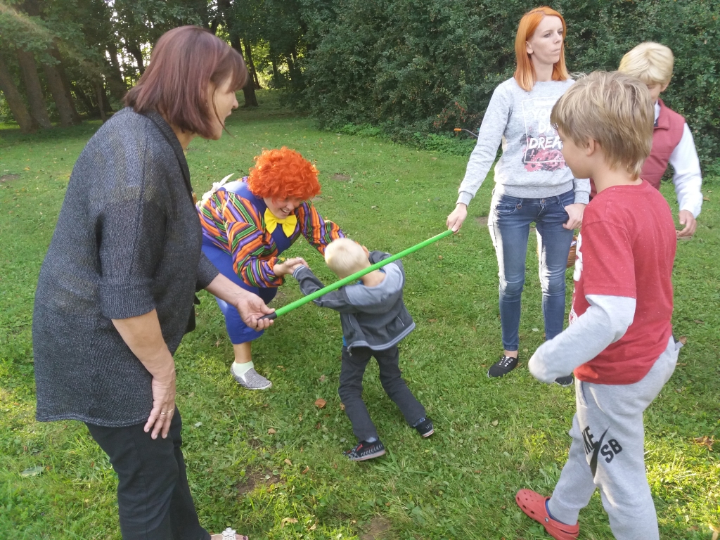 Bērni kopā ar Karlsonu un Brālīti izmēģināja limbo deju.
Autors: Antra Ērgle