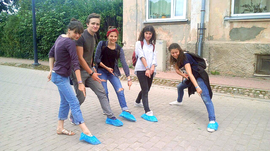 Jaunietes no Francijas un Vācijas kopā ar Andri Kāpostu gatavas darbam Bauskas ielās.
Autors: no Andra Kāposta personiskā albuma