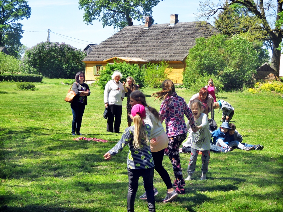 Bērnu bibliotēkas žūrijas dalībnieki Plūdoņa muzejā kopā ar skolotāju Indru Hiršfeldi un putnu pētnieku Jāni Brikmani.
Autors: no Bauskas bērnu bibliotēkas albuma