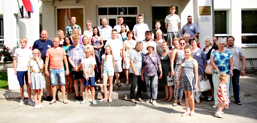 Īslīces vidusskolā Purvu dzimtas salidojums pulcēja aptuveni 60 cilvēkus.
Autors: no dzimtas albuma