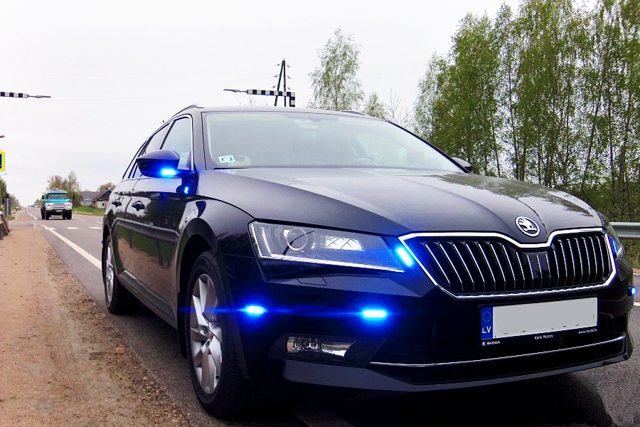 Policijas «Škoda Superb» uz ceļa.
Autors: no policijas arhīva.