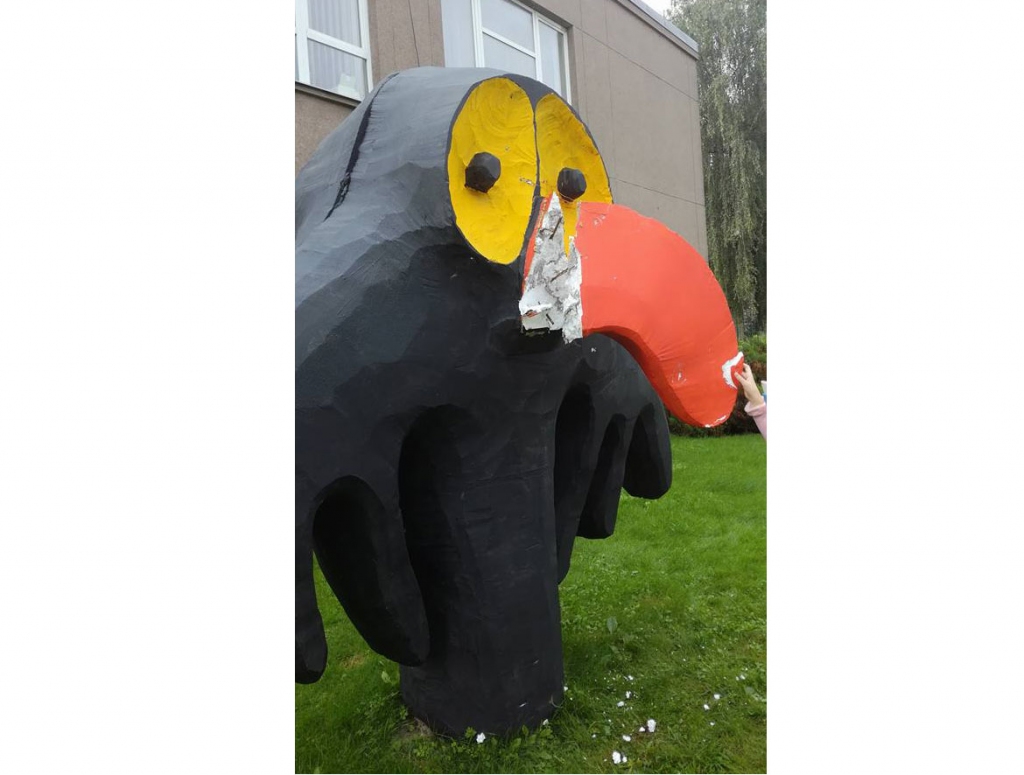 Kraukļa skulptūrai pie Bauskas bērnu bibliotēkas pēc šīs vasaras diskotēkām kāds ierasti «sadod pa purnu».
Autors: Aculiecinieka foto