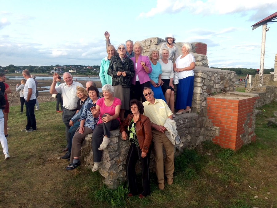 Iecavnieki – represēto salidojuma dalībnieki – pie Svētā Meinarda baznīcas drupām.
Autors: no personiskā albuma