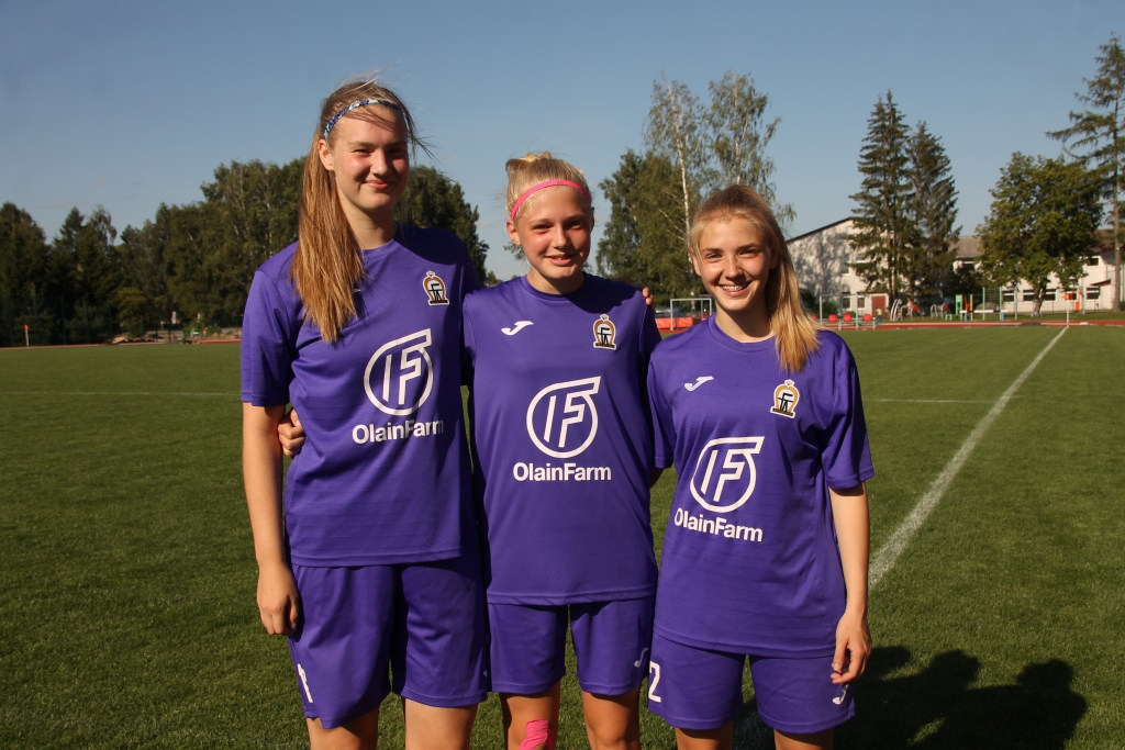 Renāte Gaugere (no kreisās), Emīlija Sofija Druviņa un Lea Krasnova šogad spēlē «AFA Olaine» komandā.
Autors: Uldis Varnevičs