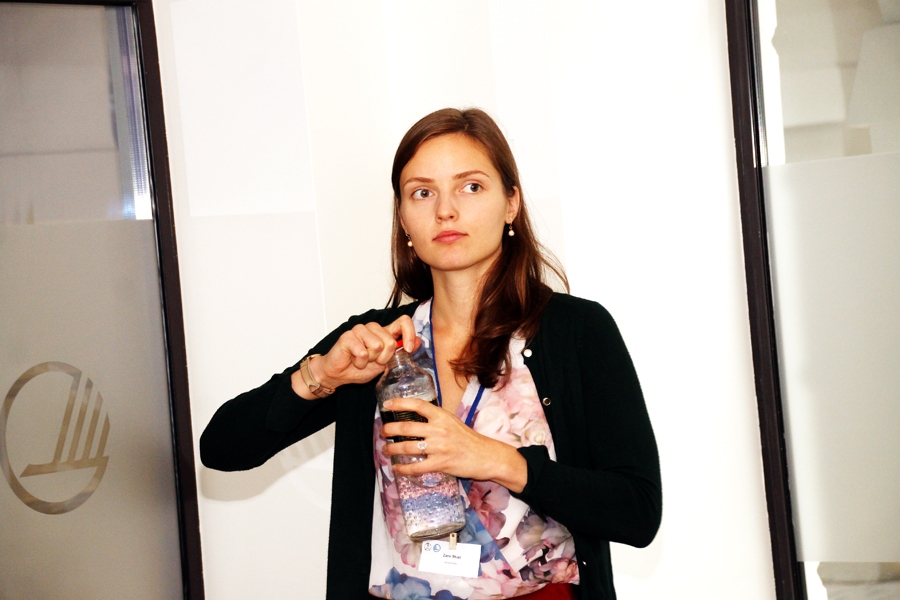 Mainām ieradumus – tā ir viena no nulles atkritumu domāšanas nostādnēm. Liela daļa nodarbības apmeklētāju ieradās ar tikko nopirktu plastmasas ūdens pudeli. Pasākuma vadītāja Zane Skuja no biedrības «Homo Ecos» atnāca ar savu stikla pudeli. Tas bija pirmais mājas darbs – atrast pašiem savu pudeli, ko ilgstoši izmantot ūdens dzeršanai.
Autors: Uldis Varnevičs