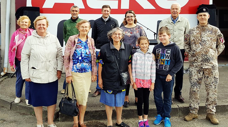 Grenctāliešiem pēc nepilnu divu stundu gaidīšanas tā arī neradās iespēja kļūt par akcijas «Baltijas simtgades ceļš» dalībniekiem un pamāt laba vēlējumus kūkai, kas aizceļoja uz Biržiem.
Autors: no personiskā albuma