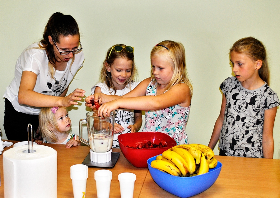 Smūtijus no paniņām, banāniem un saldētām zemenēm gatavoja bērni, pēc tam tos nogaršojot kopā ar vecākiem.
Autors: Antra Ērgle