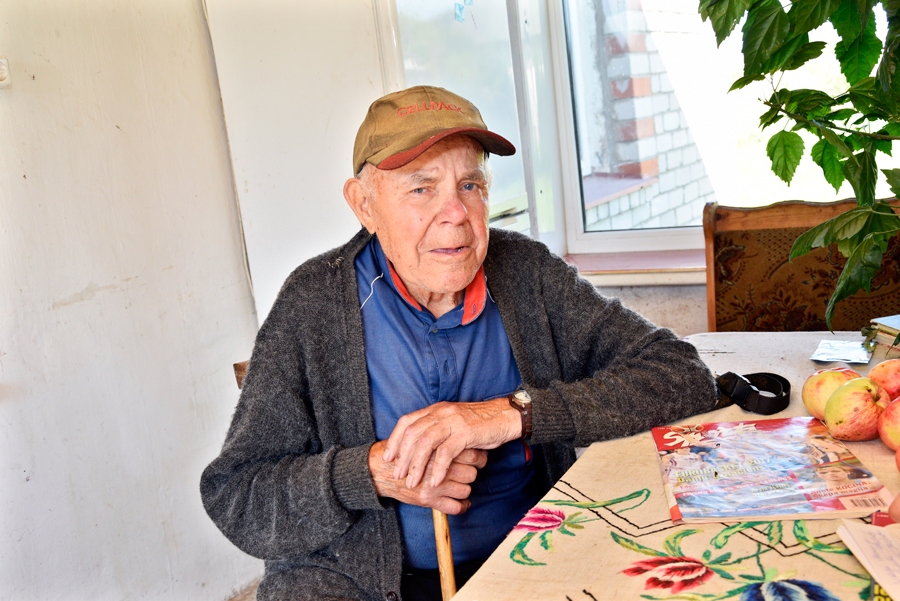 Dmitrijs Steļmačuks smej, ka viens no viņa ikdienas pienākumiem ir piesēst pagalma vidū un pētīt automašīnas, kas traucas pa putekļaino grantsceļu.
Autors: Ivars Bogdanovs