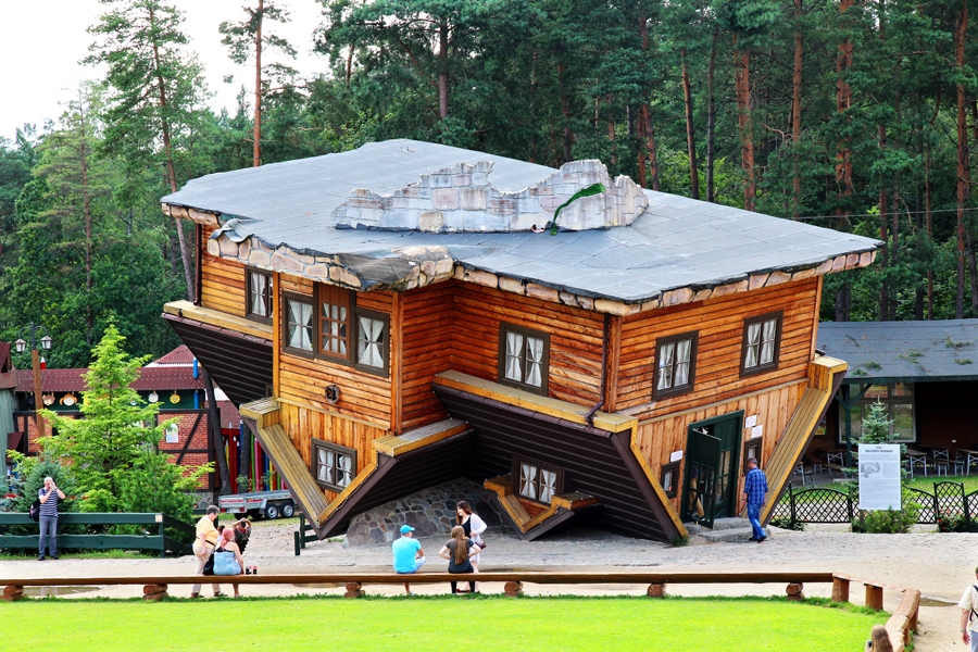 Ačgārnās mājas izveide un uzstādīšana vietējam uzņēmējam prasījusi ilgāku laiku nekā normālu māju būve. Koka namus firma parasti uzstādot trīs nedēļās, šo otrādo māju – 114 dienu laikā. Pamati vien «paņēmuši» 200 m3  betona.
Autors: Jūnass Palms