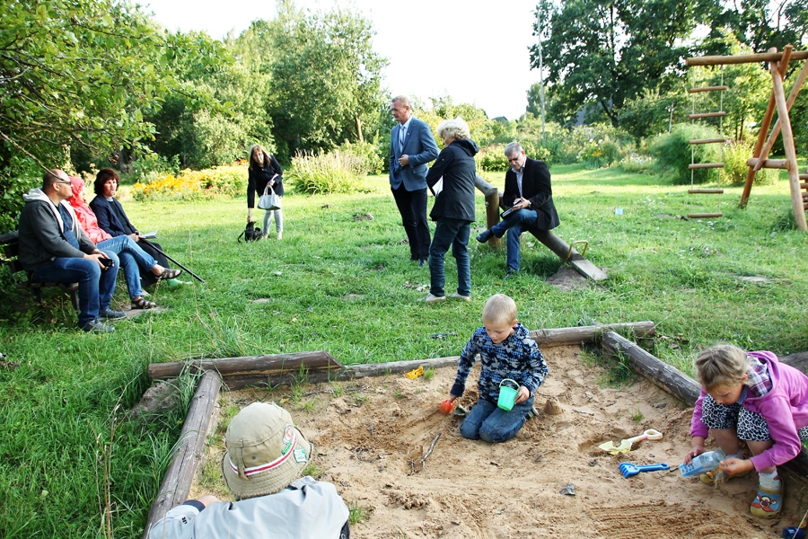 Uz tikšanos Audrupos ar Iecavas novada vadības pārstāvjiem bija ieradušies trīs iedzīvotāji, bērni vadīja laiku rotaļās.
Autors: Uldis Varnevičs