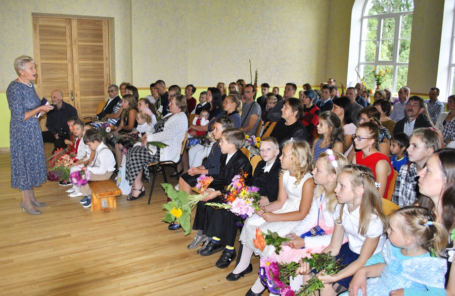 Dagmāra Venclova, Stelpes pamatskolas direktore, uzrunā skolēnus, vecākus  un viesus.
Autors: Māris Krūmiņš