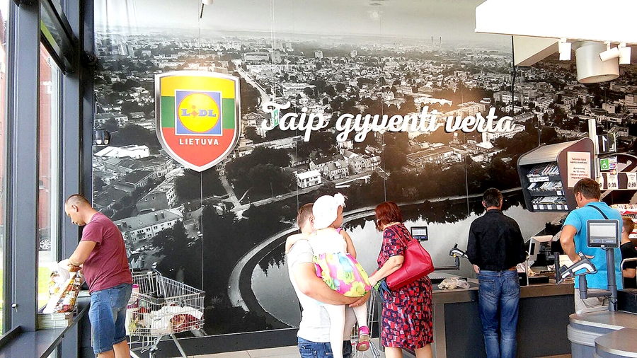 Pirmajās nedēļās pēc atvēršanas «Lidl» veikalus pircēji gāza apkārt. Tagad rindu nav nedz pie ieejas, nedz arī pie kasēm.
Autors: Vilnis Auzāns