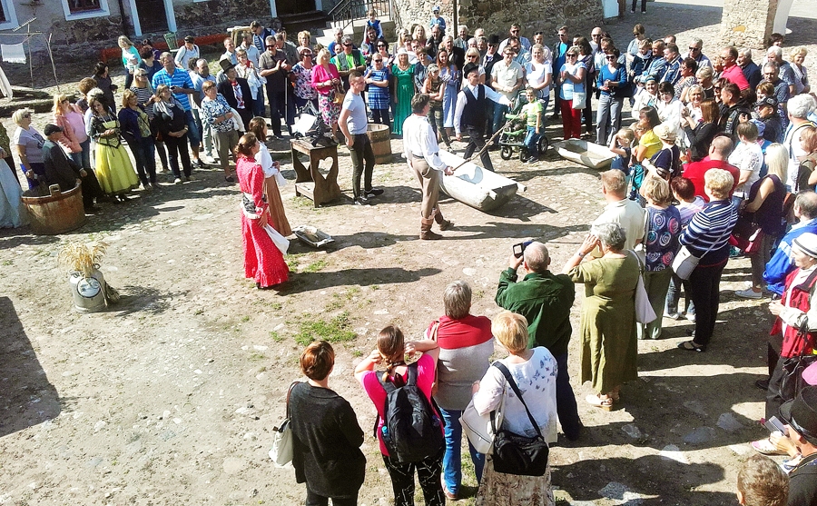 Izklaides programmas «Dzīvais muzejs» apmeklētāji var iesaistīties dažādu muižas darbu veikšanā.
Autors: Vilnis Auzāns